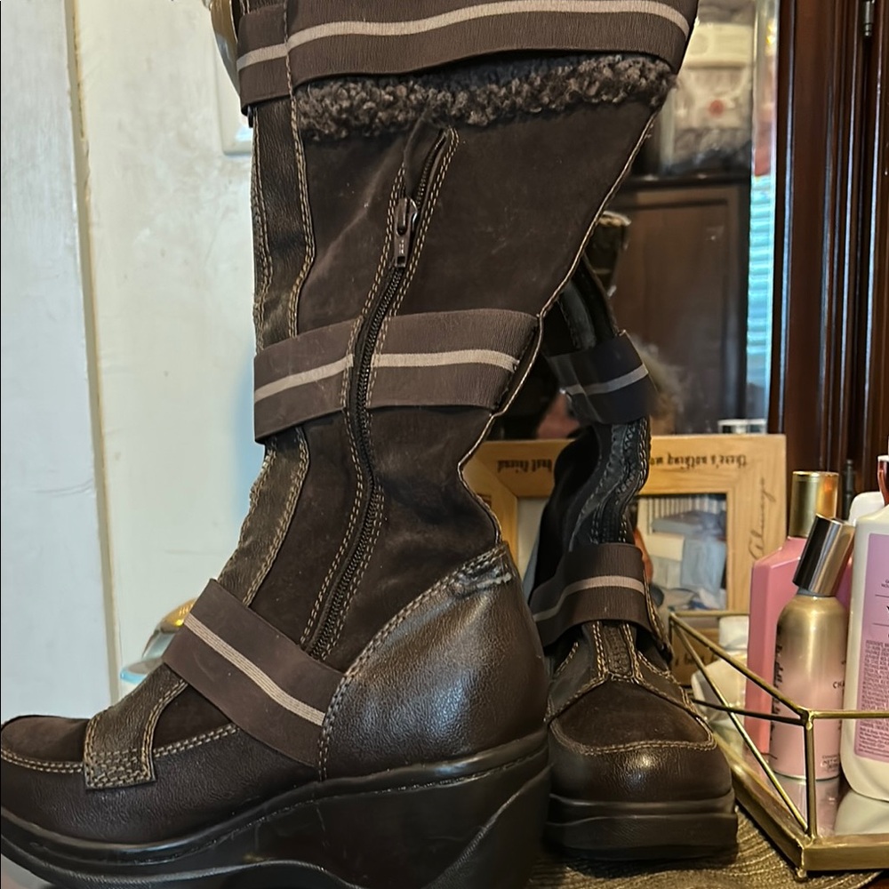Women's Black and Gray Winter Boots